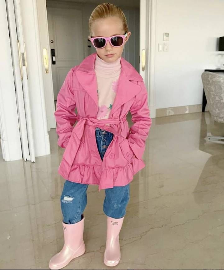 Matilda Salazar y el look Barbiecore que querrás copiar para una tarde de lluvia