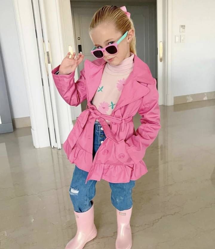 Matilda Salazar y el look Barbiecore que querrás copiar para una tarde de lluvia