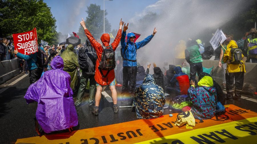 La polícía detuvo a más de 1500 manifestantes ecologistas por cortar una autopista en La Haya.