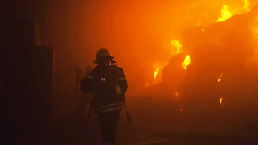 Bomberos trabajan en uno de los sectores donde impactó un drone ruso en Kiev.