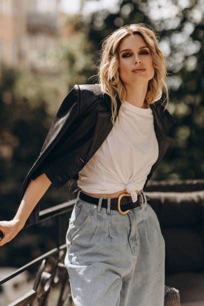 Remera blanca y pantalón de jean, el look favorito de las celebridades