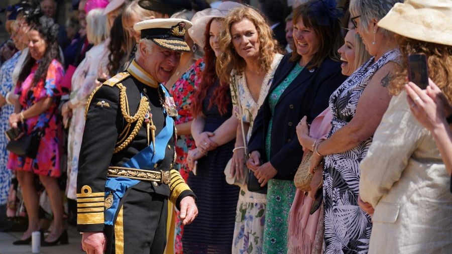 Fotogaleria El rey Carlos III de Gran Bretaña habla con sus familiares después de presentar los honores de la Orden Real Victoriana al personal de la Marina Real