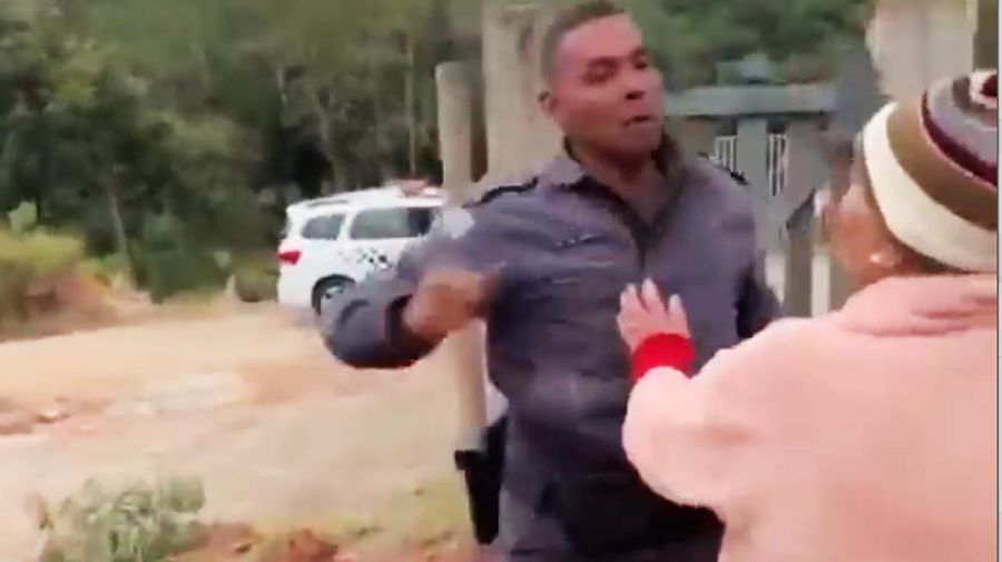 Policía Militar del Estado de San Pablo golpea con violencia a una mujer