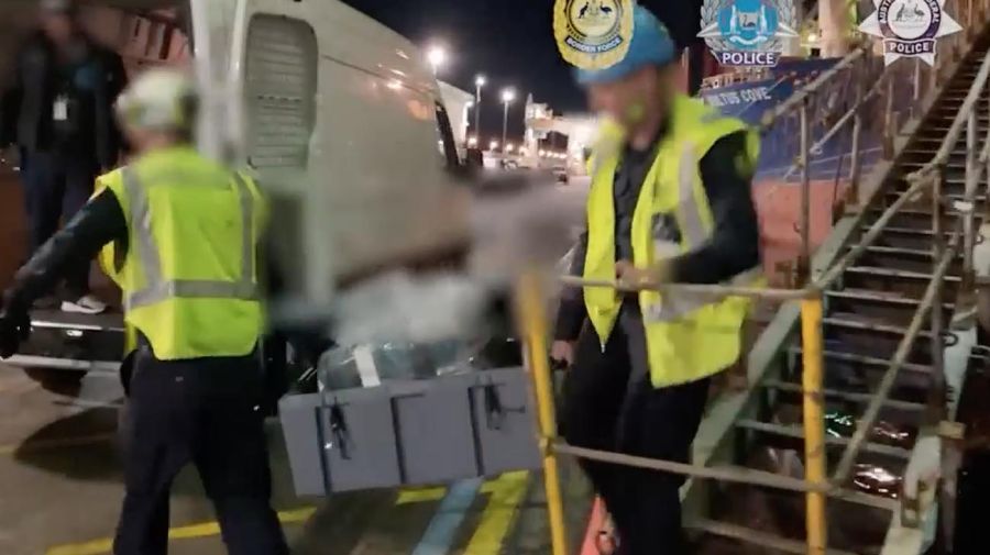 Australia has seized over 800 kilos of cocaine from an Argentine ship.