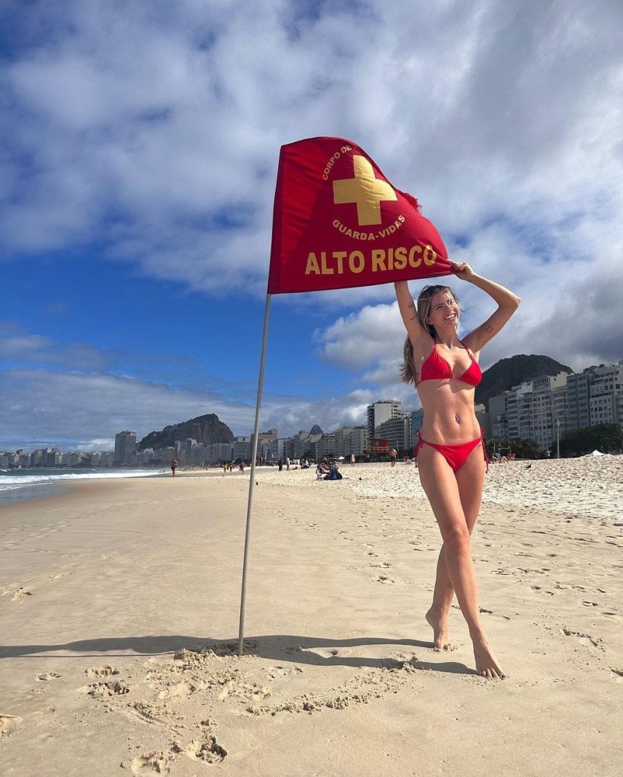 La China Suárez con su bikini roja