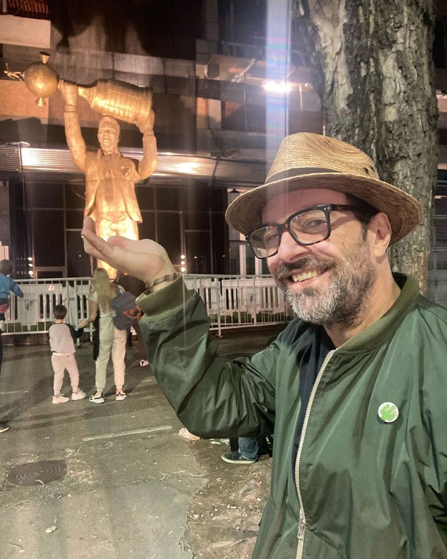 La increíble foto viral de Kevin Johansen con la estatua de Gallardo