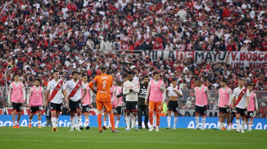 Murió un hincha en el Monumental y suspenden el partido River - Defensa