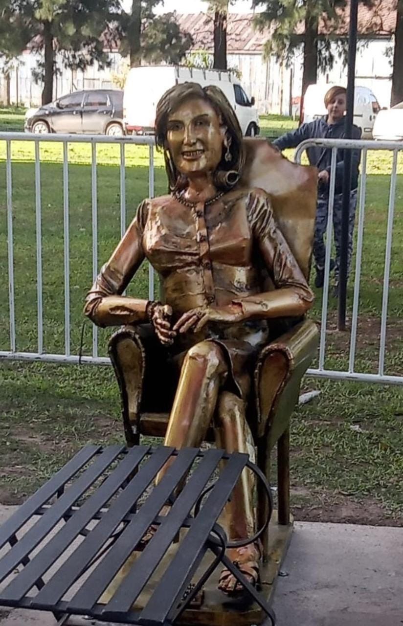 Estatua metálica de Mirtha Legrand g_20230605