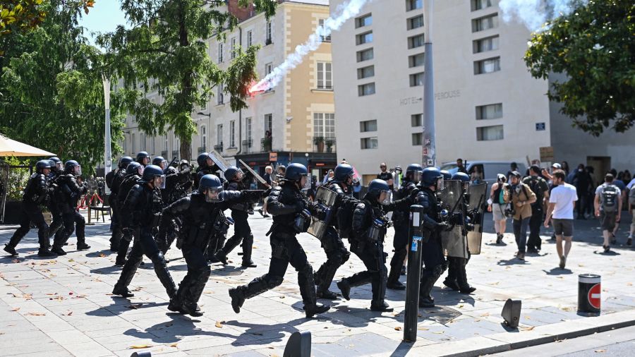 Fotogaleria Gendarmes con equipo antidisturbios corren mientras se lanza una bengala durante los enfrentamientos con los manifestantes en Francia