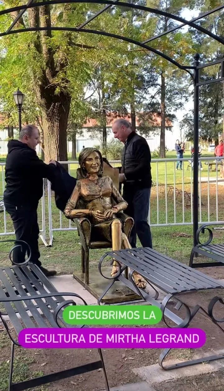 Inauguraron una estatua de Mirtha Legrand en Villa Cañas y el resultado se volvió viral