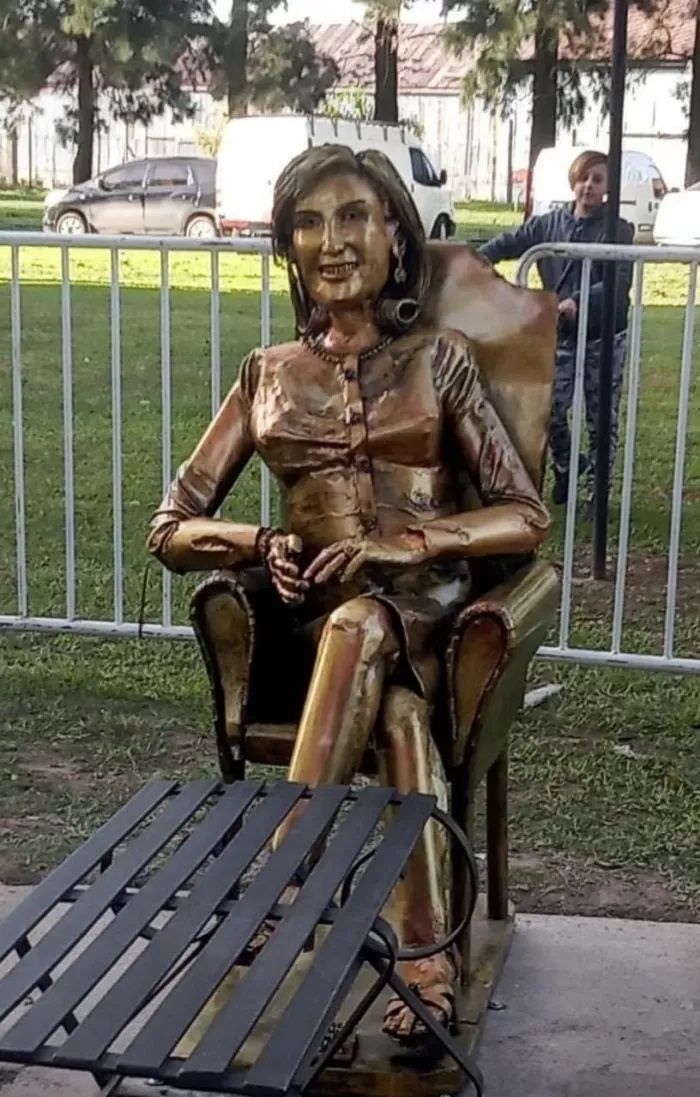 Inauguraron una estatua de Mirtha Legrand en Villa Cañas y el resultado se volvió viral