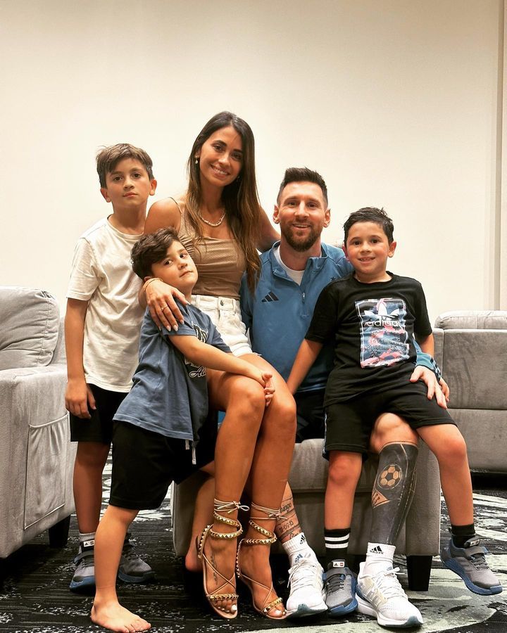 Antonela Roccuzzo, Lionel Messi y sus hijos 2