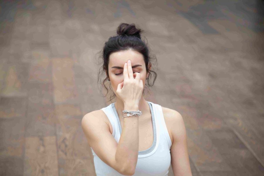 Yoga facial, la rutina que querrás sumar a tus mañanas