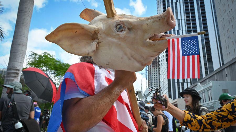 Fotogaleria Osmany Estrada muestra su apoyo con una cabeza de cerdo en una estaca frente al Palacio de Justicia de los Estados Unidos Wilkie D. Ferguson Jr. antes de la comparecencia del expresidente Donald Trump