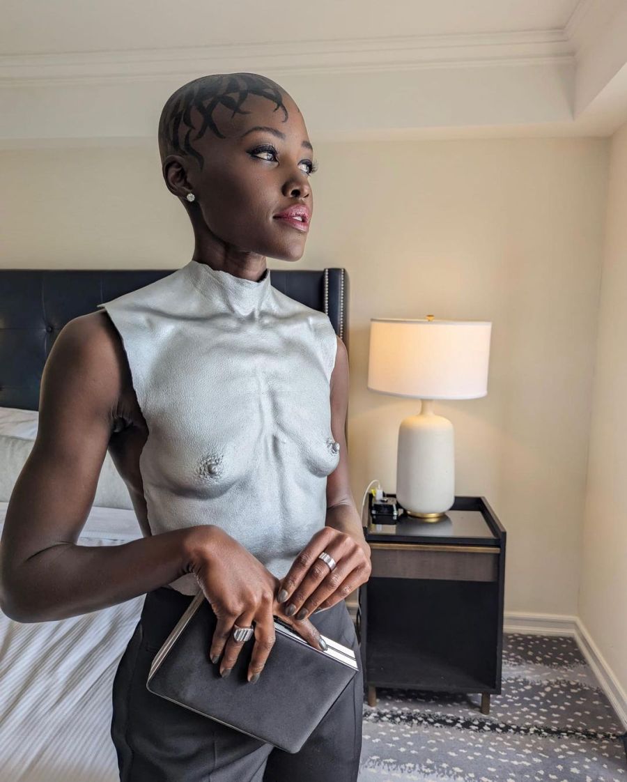 Lupita Nyong'o lucha por la autoaceptación al lucir el corset más provocador