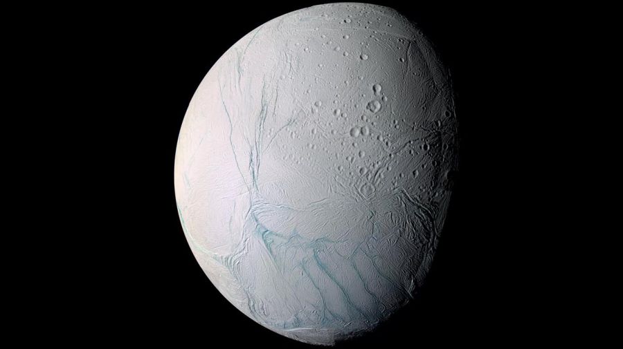 La sonda Cassini de la NASA halló fósforo en una de las lunas de Saturno, un elemento clave para la vida