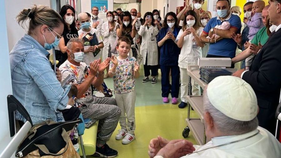 Primeras fotos del Papa Francisco luego de su operación