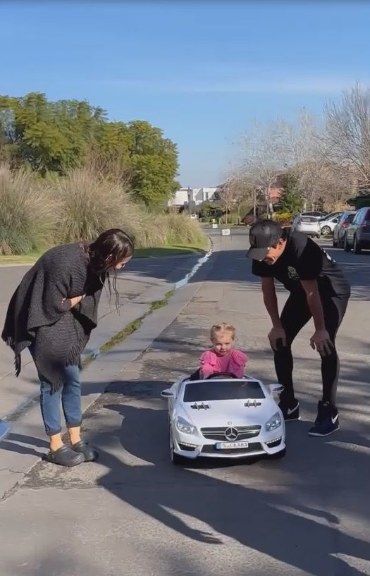 Ana García Moritán presume su nuevo y lujoso auto Mercedes Benz de juguete