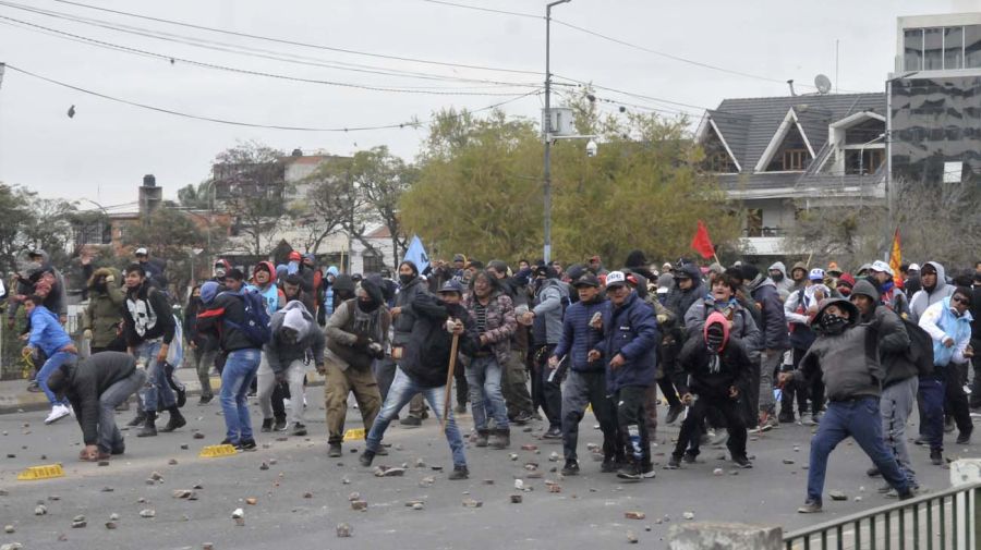 Disturbios frente a la legislatura en Jujuy