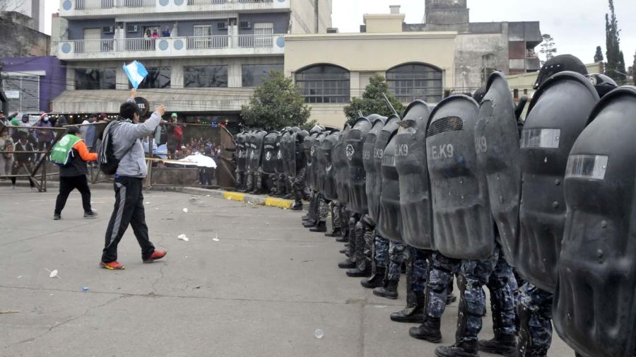 Disturbios frente a la legislatura en Jujuy