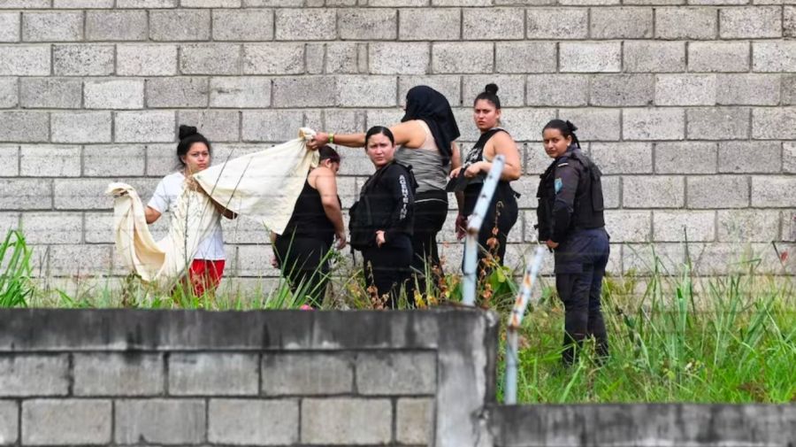 “Mano dura ahora”: la advertencia después del trágico motín en una cárcel de mujeres de Honduras