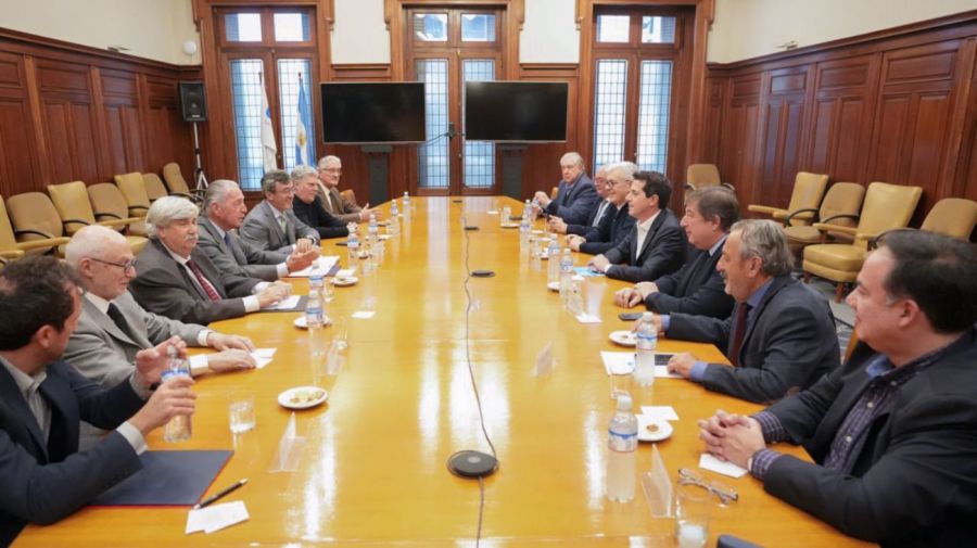 Wado de pedro reunido con los representantes de la Unión Industrial Argentina.