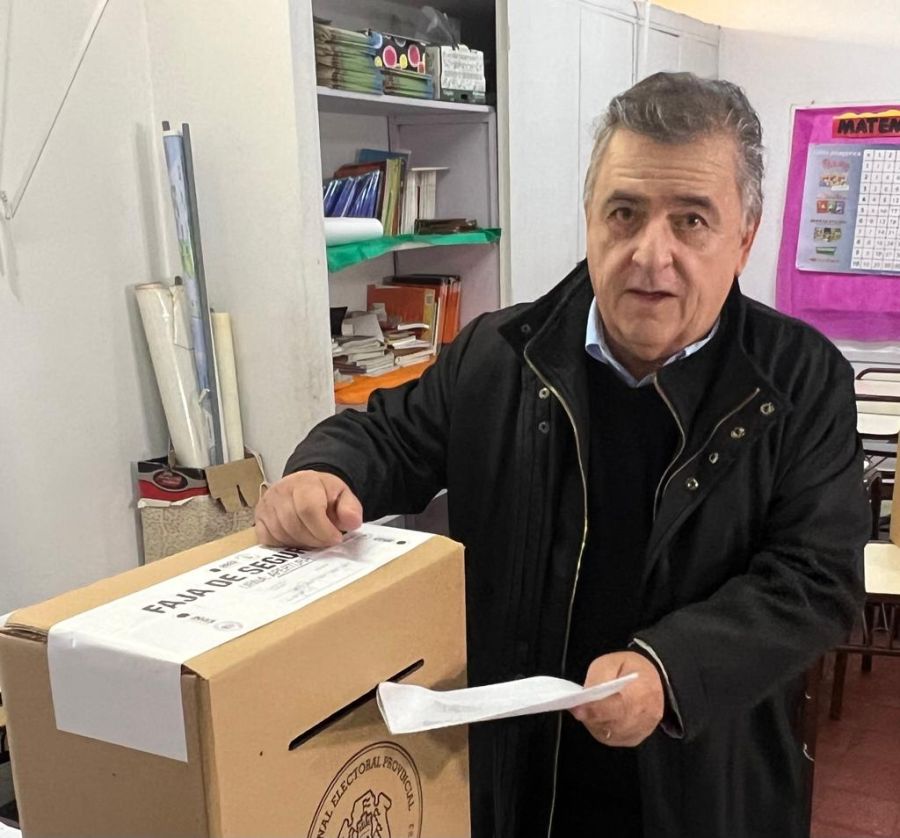 Vota Mario Negri en la escuela Zorrilla