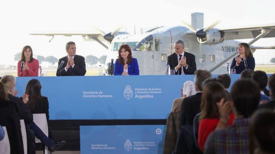 Cristina Kirchner presenta uno de los aviones de los 