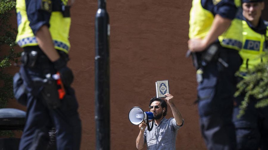 Salwan Momika protesta frente a una mezquita en Estocolmo