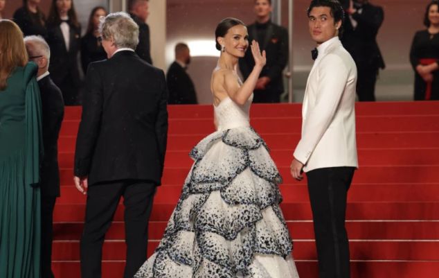  Descubre cómo Natalie Portman aporta una nueva vida al emblemático diseño de Dior