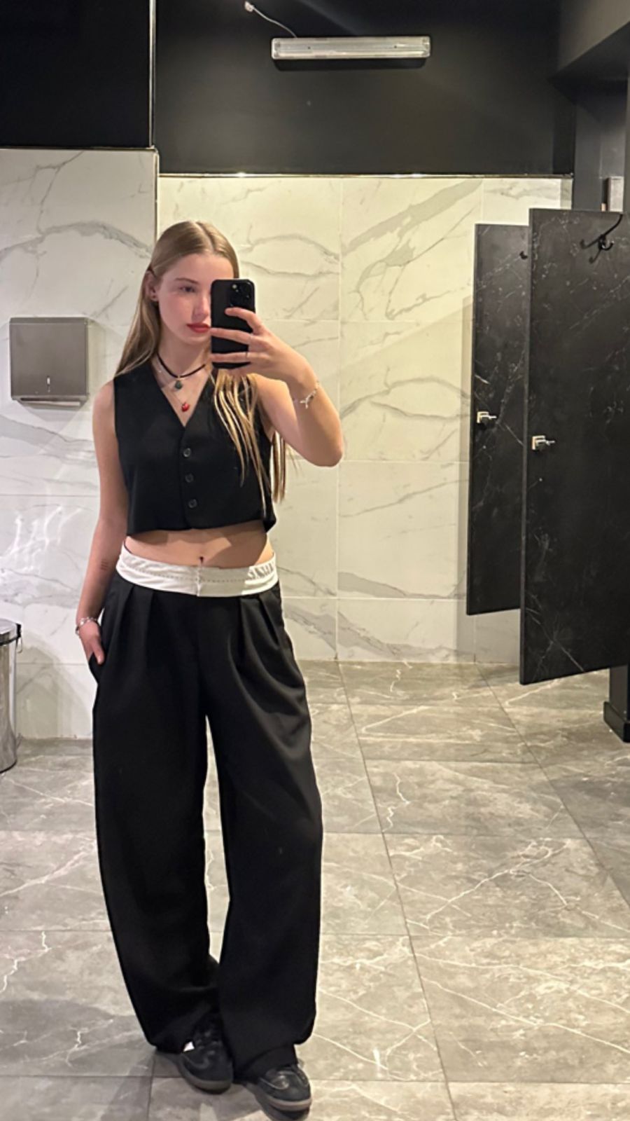 Taina Gravier arrasa en Instagram con el look sastrero perfecto para los posteos
