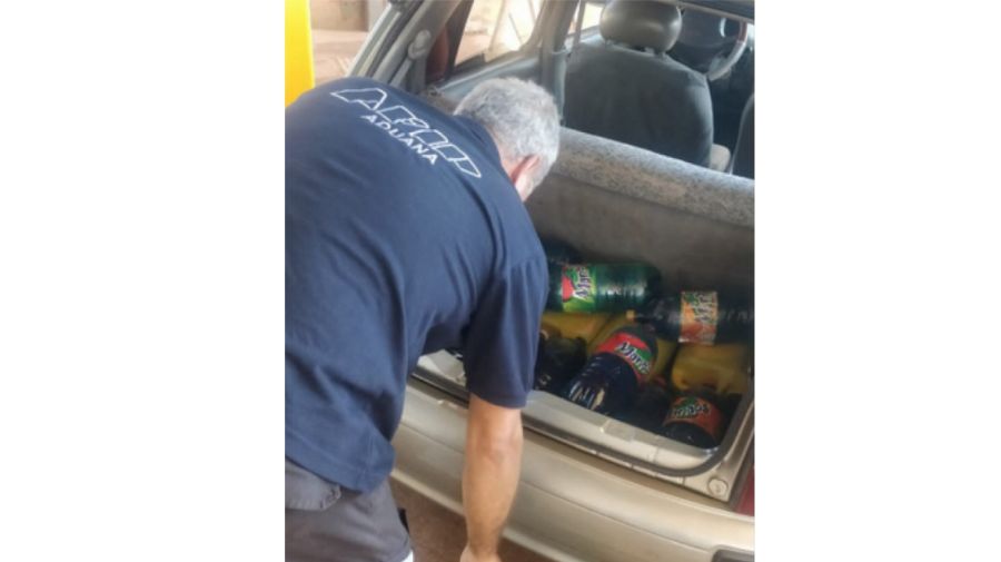 Aduana secuestró una carga de 300 litros de combustible en botellas