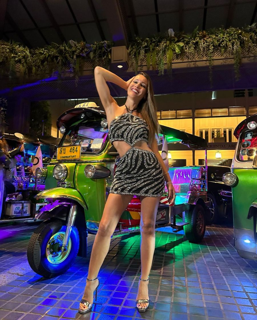 Pampita viajó en un Tuk Tuk por Bangkok con un vestido bomba: “Lo rápido que van”