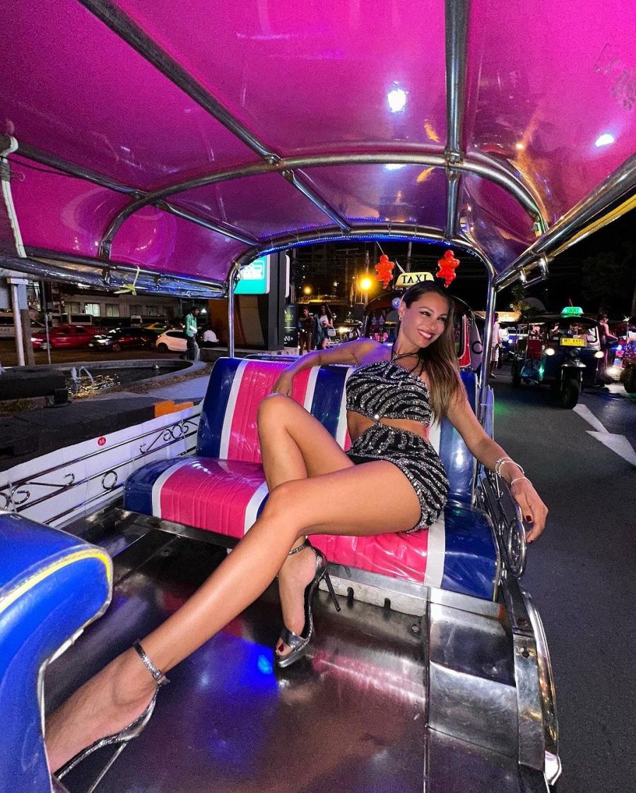 Pampita viajó en un Tuk Tuk por Bangkok con un vestido bomba: “Lo rápido que van”