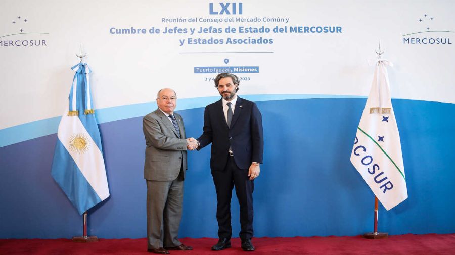 Santiago Cafiero junto a Mauro Viera, canciller de Brasil que recibirá la presidencia del Mercosur 20230703