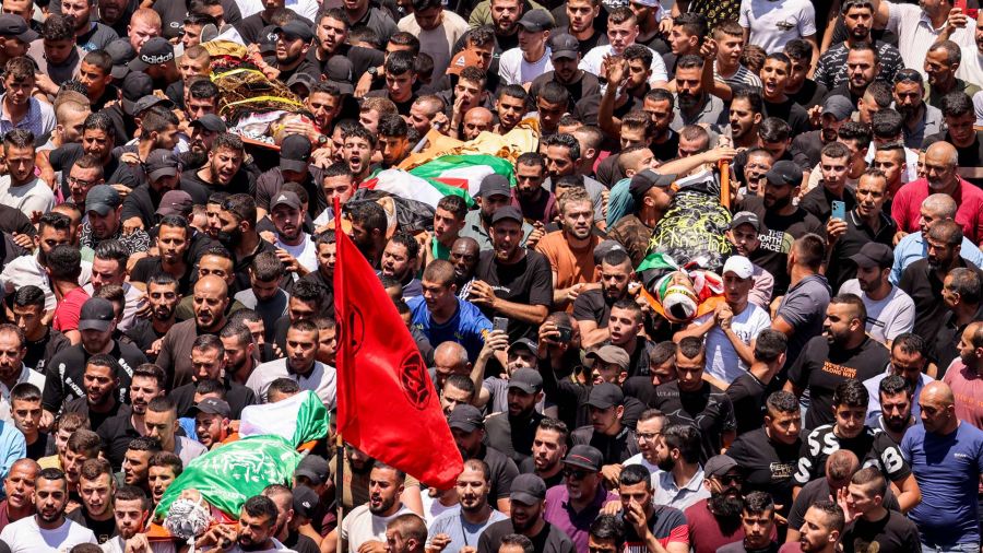 Fotogaleria Los dolientes llevan los cuerpos de los palestinos muertos en los enfrentamientos del día anterior en la operación militar israelí durante el funeral en Jenin, en la Cisjordania ocupada