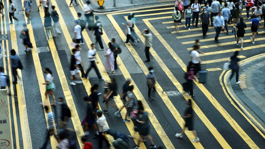 Fotogaleria Varias personas cruzan una calle en Central, un centro financiero de Hong Kong