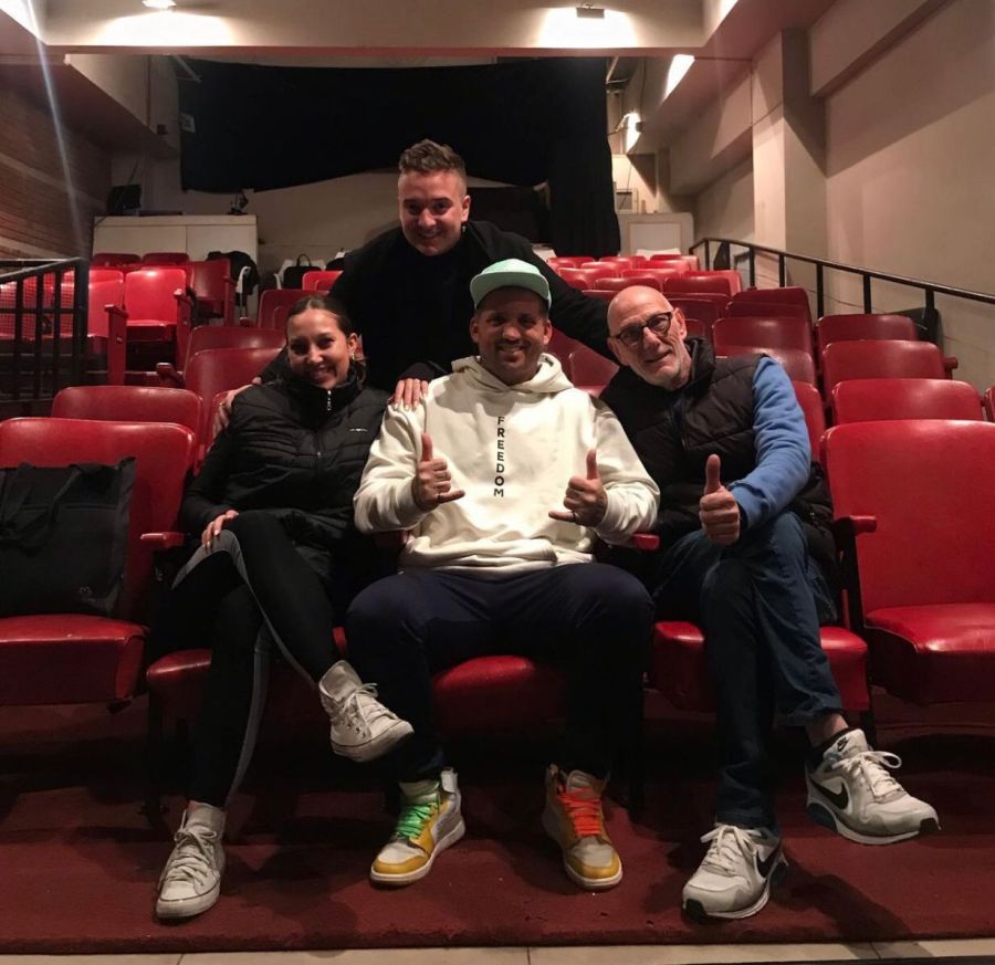 Juan Reverdito con su elenco de teatro