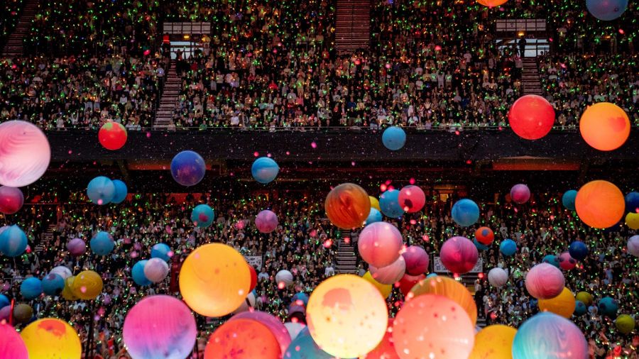 Fotogaleria Los fans animan al cantante británico Chris Martin, de la banda británica Coldplay, mientras actúa en el estadio Parken de Copenhague. El concierto forma parte de la gira mundial Music of the Spheres