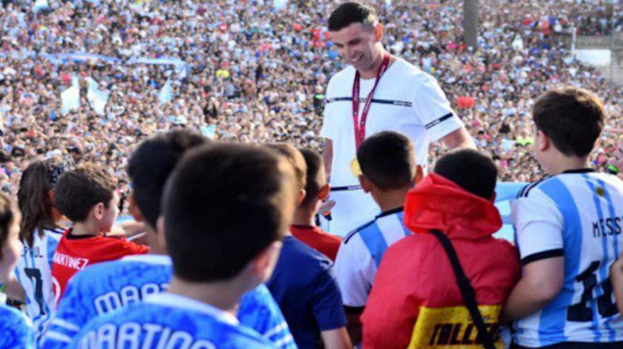 El Dubi Martínez junto a niños de Mar del Plata en su recibimiento como campeón del mundo. 