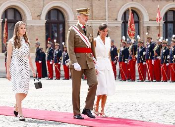 La princesa Leonor sorprende con un look audaz en su aparición en la Academia Militar de Zaragoza