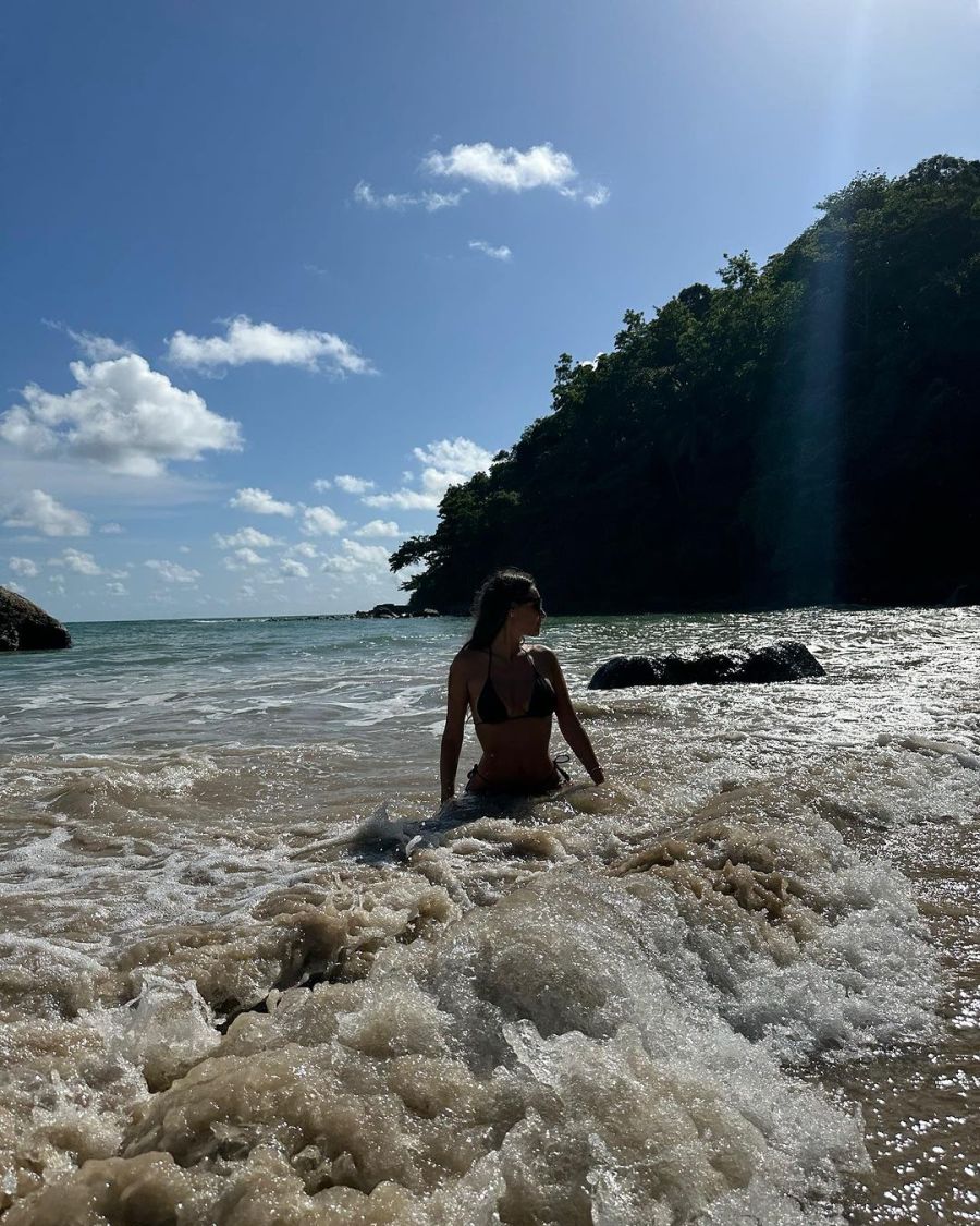 Pampita impactó en las playas de Tailandia con una microbikini ultra cavada negra