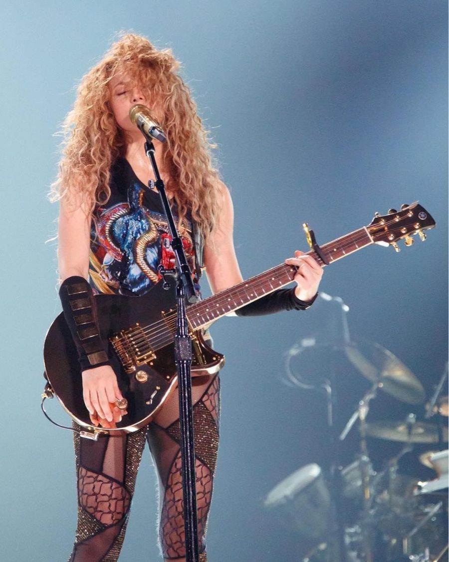 Shakira posa junto a al productor David Stewart: “En Londres trabajando”
