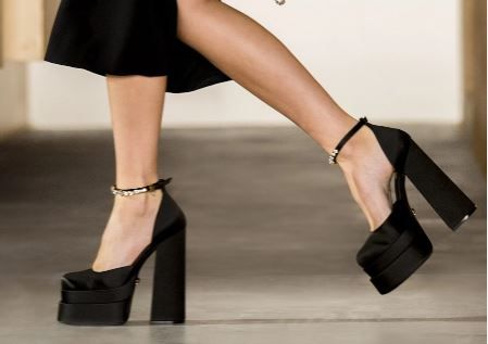 Aprende a combinar tus sandalias de plataforma como una experta fashionista