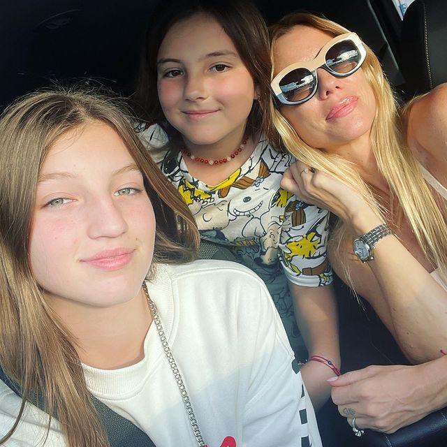 Nicole Neumann y sus hijas en Disney