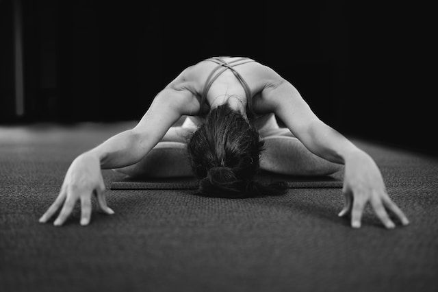 La postura de yoga que te proporciona un descanso profundo y revitalizador