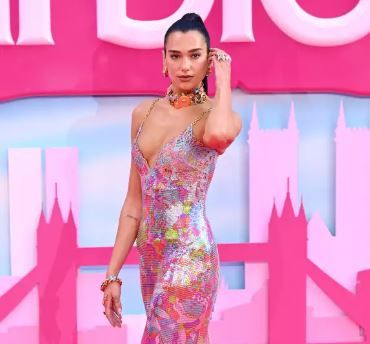 Dua Lipa Brilla en un Deslumbrante Look Mermaidcore