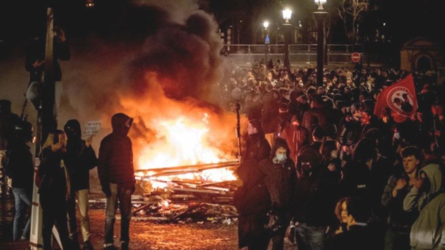 Más de 200 autos quemados y casi 100 detenidos durante la noche de la fiesta nacional de Francia
