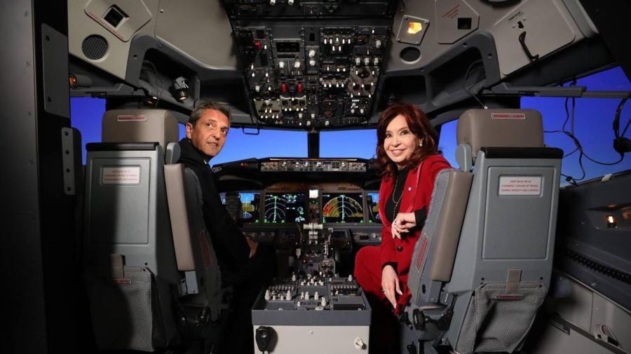 Cristina Fernández y Sergio Massa en la presentación del nuevo simulador de vuelo de Aerolíneas Argentinas
