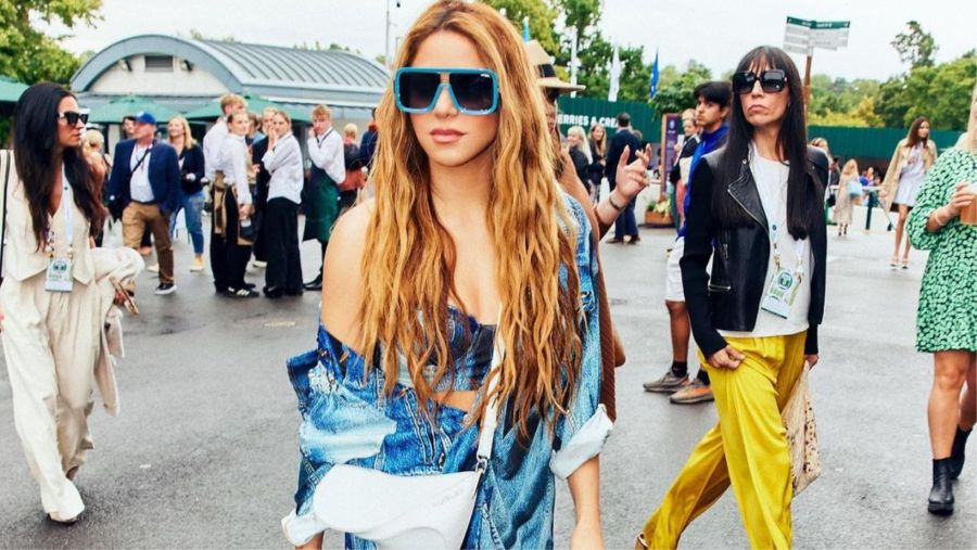 Shakira look total denim Moschino